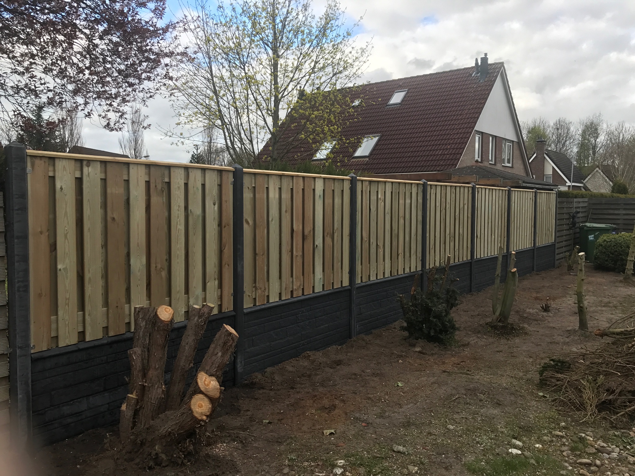 Tuinafscheiding met composiet schermen