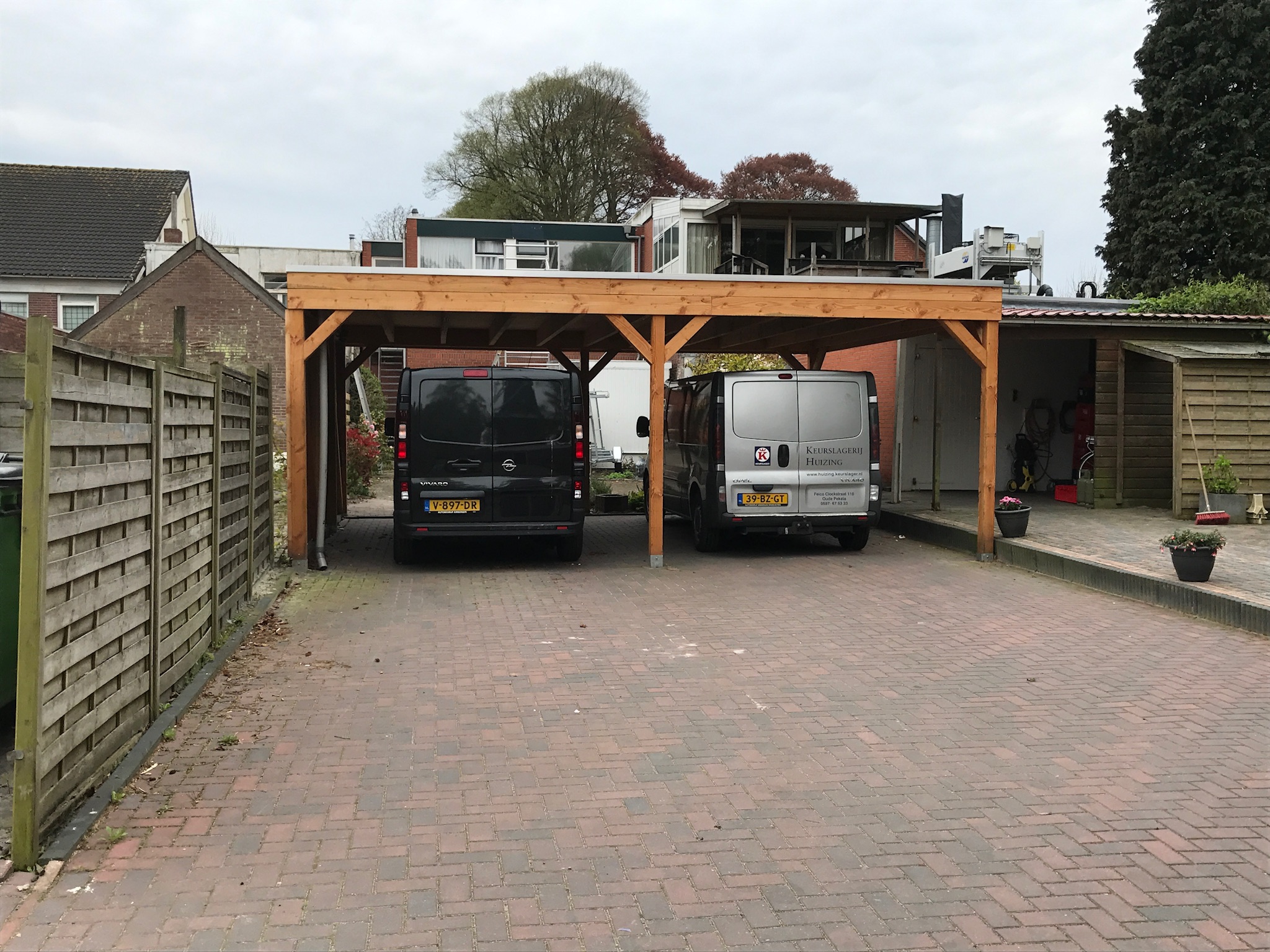 Vrijstaande berging met overkapping