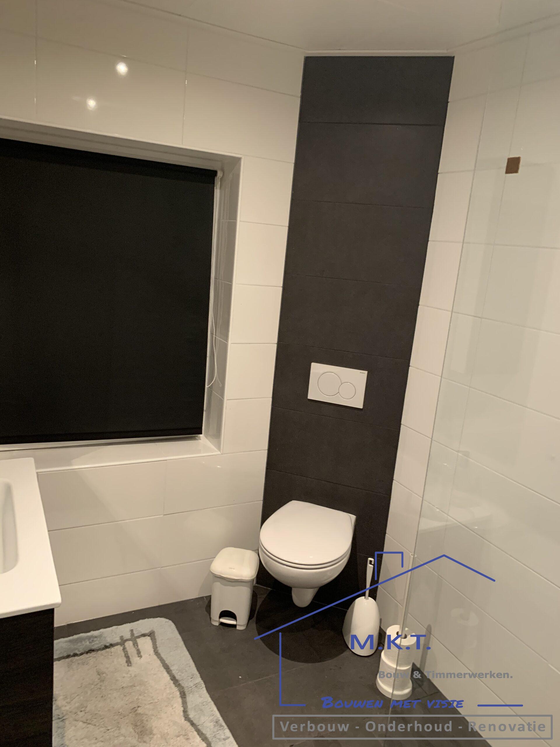 Toilet met inbouwreservoir en wandcloset